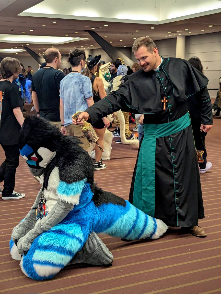 I don't wanna talk about how I got here.... #FursuitFriday 

✂️ <a href="/hounds_teeth/">houndsTEETH</a>