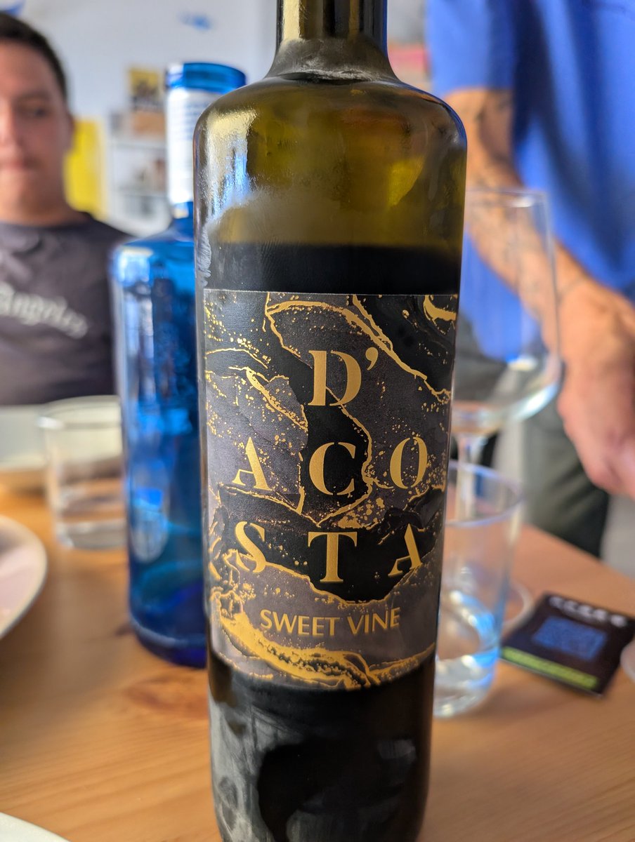 De beber, vinos de Huelva, claro, que hemos disfrutado mucho. Lo dicho, las botas, además con un ratito de charla muy agradable. ¡Ya quiero volver! Gracias, <a href="/UltraMarino8/">Ultra Marino</a>