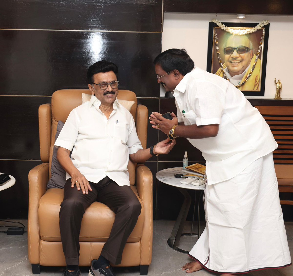 R_SivaDMK's tweet photo. கழகத் தலைவர், மாண்புமிகு தமிழ்நாடு முதலமைச்சர், திராவிட நாயகன், தளபதி @mkstalin அவர்களை சென்னை முகாம் அலுவலகத்தில் இன்று நேரில் சந்தித்த தருணம். 

#DMKPuducherry https://t.co/YIRu8NoE2Y
