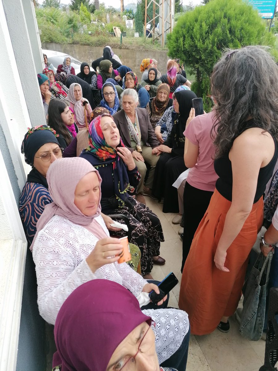 SibelSuicmez's tweet photo. KADIN CİNAYETLERİ POLİTİKTİR!

Beşikdüzü ilçemizde eşi tarafından katledilen 28 yaşındaki Sinem Topaloğlu’nun Giresun Eynesil Ören Beldesindeki cenaze törenine katılarak, Topaloğlu ailesine başsağlığı dileklerimizi ilettik.

Annenin haykırışı, anneannenin haykırışı, teyzenin haykırışı…

Koruyamadılar, bu son olmayacak!

Kadınları koruyamayan, yaşatamayan bu düzen bir an önce değişmelidir.

#İstanbulSözleşmesiYaşatır!