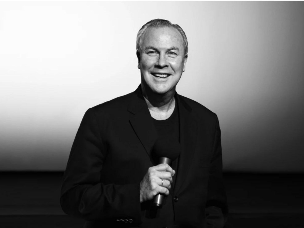 Me llega esta triste noticia vía Frederic Amat. Ha fallecido Bob Wilson. Cómo hemos convivido con él y cuánto de gesto, tiempo y espacio nos enseñó. 
elpais.com/cultura/2025-0…