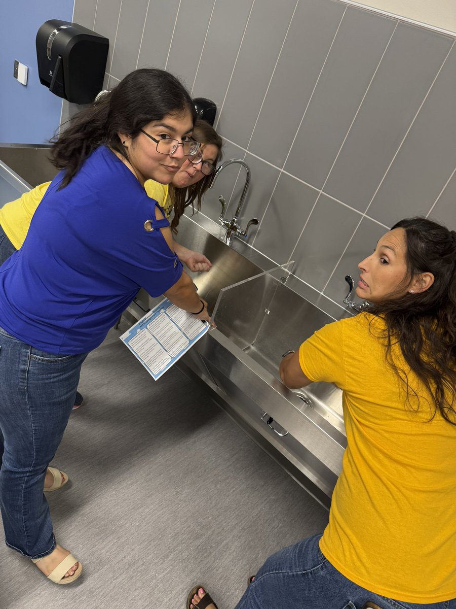 LL_Aman3's tweet photo. Specials cleans up in the science room 🧫🧬🔬#ToExcellenceandBeyond https://t.co/gySwNENk1n