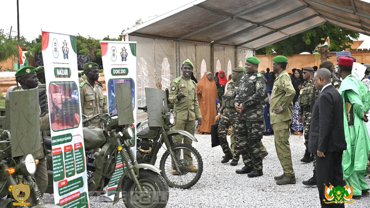 aboubacarybarma's tweet photo. Après l’hommage rendu aux soldats nigériens pour leur engagement au service de la #Patrie ainsi que des #distinctions décernées aux blessés, le Chef de l’Etat a visité les différents stands de l’exposition organisée par la Direction Central du Matériel (#DCM) des #Armées.
#FAN https://t.co/3EekAts8nj