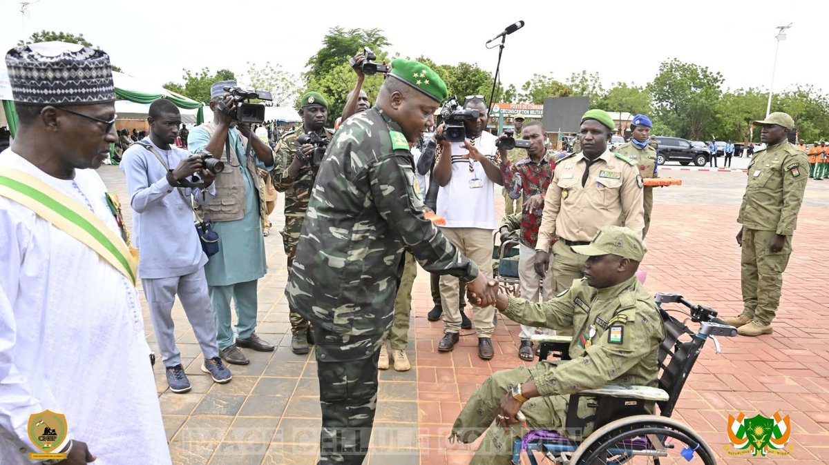 aboubacarybarma's tweet photo. Après l’hommage rendu aux soldats nigériens pour leur engagement au service de la #Patrie ainsi que des #distinctions décernées aux blessés, le Chef de l’Etat a visité les différents stands de l’exposition organisée par la Direction Central du Matériel (#DCM) des #Armées.
#FAN https://t.co/3EekAts8nj