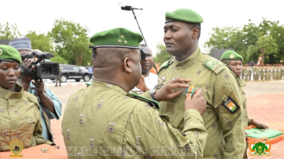 aboubacarybarma's tweet photo. Après l’hommage rendu aux soldats nigériens pour leur engagement au service de la #Patrie ainsi que des #distinctions décernées aux blessés, le Chef de l’Etat a visité les différents stands de l’exposition organisée par la Direction Central du Matériel (#DCM) des #Armées.
#FAN https://t.co/3EekAts8nj