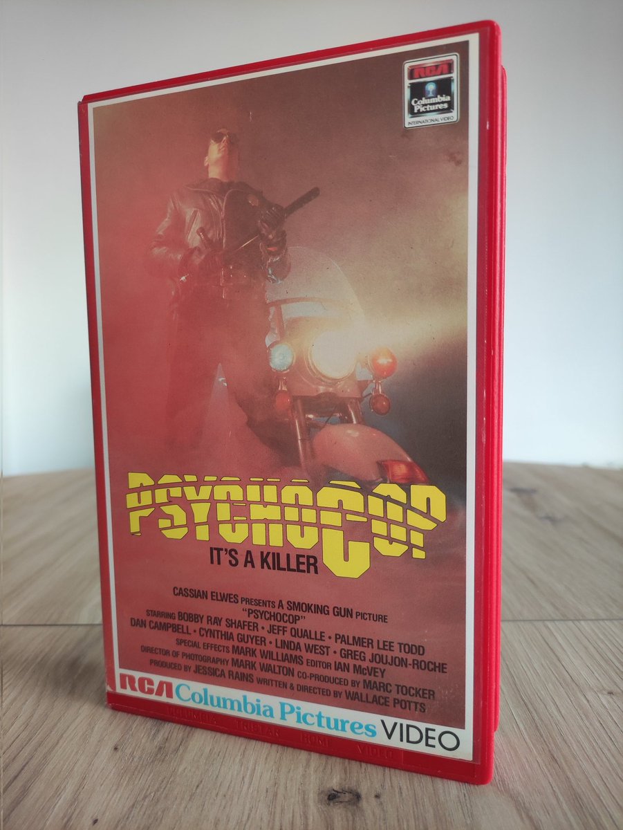 Barugon_tai's tweet photo. Para empezar bien el fin de semana de #VHS tenemos la primera entrega de #PsychoCop, para mí, inferior a su secuela.

Una cinta rarilla de ver pero que no llega a las cotas de desaparición de su secuela.

https://t.co/b4BtfxUpdj https://t.co/y7sxS7i9HB