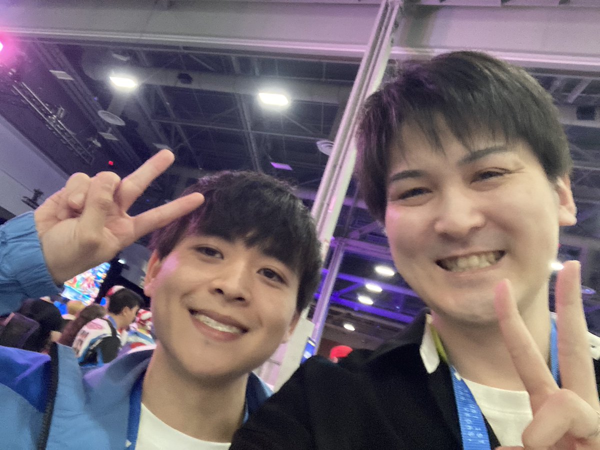 K2_KOF's tweet photo. 初日の餓狼プール、最後なかなかのテリーで震えたけど無事全勝でウィナーズ抜け。
プール担当の方ありがとうでパシャリ😊

サムスピの時にファンなってくれたって！オーストラリアの時もあったけど、僕の右京で注目してくれた方がちょいちょいいて嬉しいねえ〜
#EVO2025 https://t.co/WwZlnyAjKR