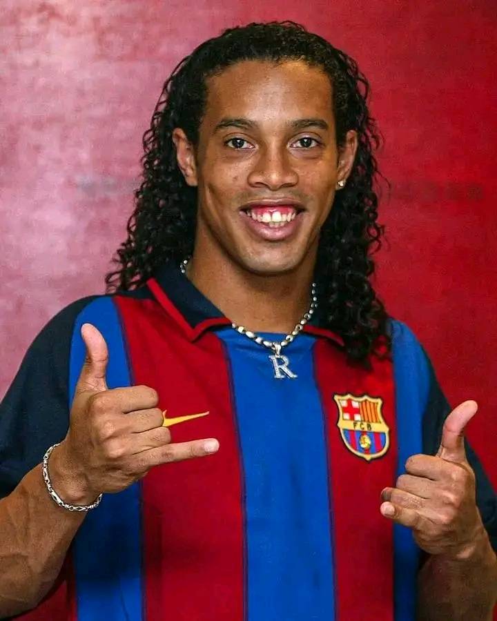 🇧🇷 Ronaldinho's 2005/06 season was simply out of this world:

👕 45 games
⚽ 26 goals
🎯 24 assists
🤝 50 G/A
🥇 FIFA Men's Best Player
🥇 Ballon d'Or
🥇 Champions League
🥇 La Liga Champion
🥇 Spanish Super Cup
🥇 Confederations Cup

The Magician. ✨🪄