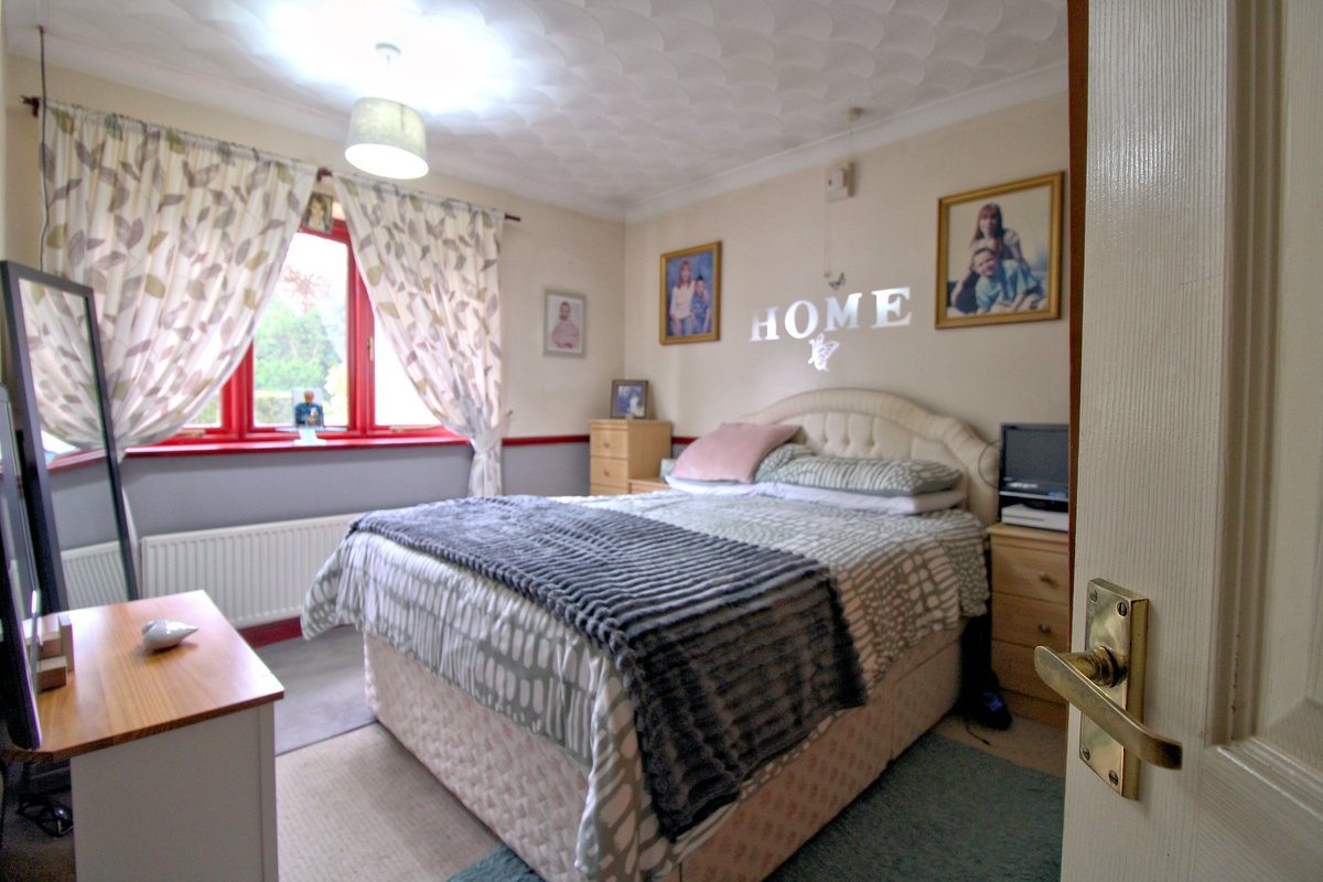 BrittonsEA's tweet photo. 😎 NEW PRICE 😎
📫 Main Road, Clenchwarton.
💚 Spacious detached three bedroom bungalow.
🚗 Private driveway.
 🌲 Larger than average rear garden.
🔨 Timber workshop.

 Please call our office in order to book a viewing on this property 01553 692828 ☎️ 
🔗 https://t.co/uKtLt1fOdQ https://t.co/rorBuebcVB