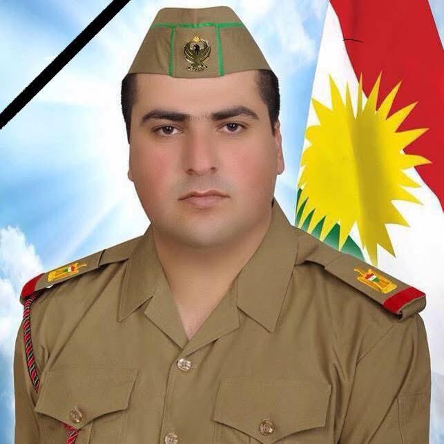 دەمێ بێ خاترخاستن برا مالئاڤاهیێ ژ مە بکت، ئازارەکە تژیە ژ بێ دەنگیێ و چ پەیڤ یان رستەیەک ناهێتە سەر ئەزمانێ مە.
١١ سالێن تژی بێ دەنگی و خەم ب سەر شەهیدبوونا برایێ دەلال رائید رۆکن هاوار حەمید دەربازبوون.
لێ یا بچەک مە ئارام دکت، ل سەر رێیا باب و باپیران توو بوی شەهیدێ کوردستانێ.