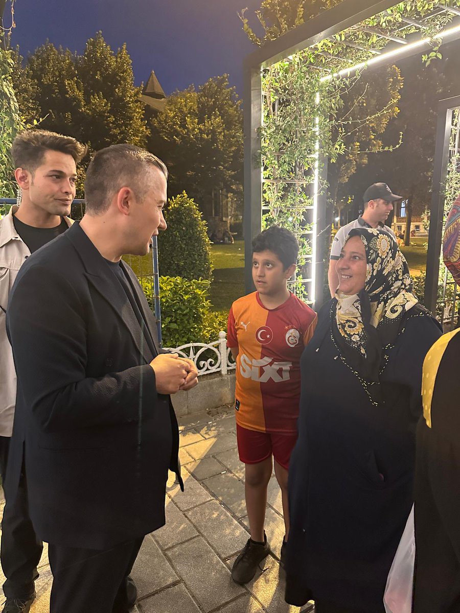 Can_Aksoy_'s tweet photo. Akşam mesai sonrası Cemil Meriç Kütüphanesi’ne yaz tadilatları için kontrole gittiğimizde, Recep Tayyip Erdoğan Parkımızda akşam serinliğinde vatandaşlarımızla sohbet imkanımız oldu. https://t.co/yPEdxx6MW8
