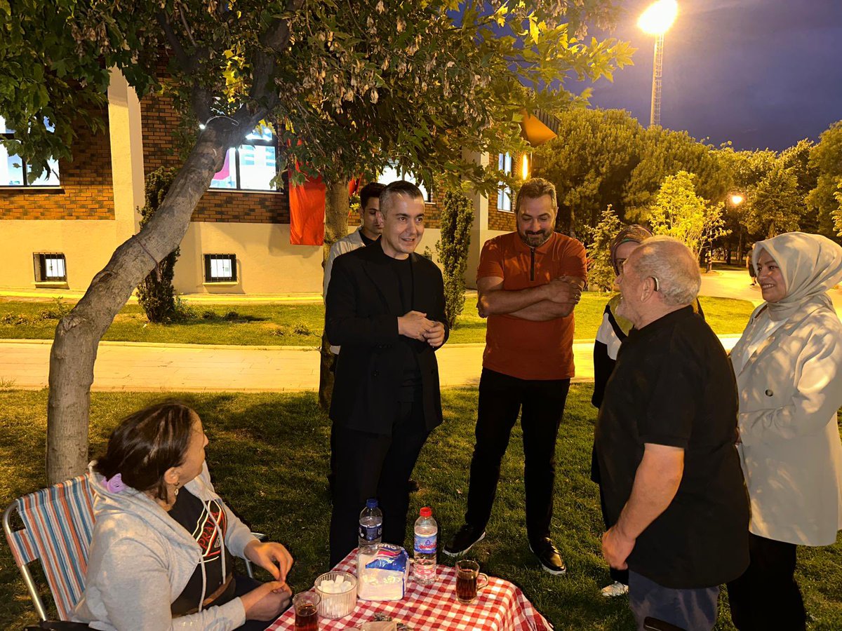 Can_Aksoy_'s tweet photo. Akşam mesai sonrası Cemil Meriç Kütüphanesi’ne yaz tadilatları için kontrole gittiğimizde, Recep Tayyip Erdoğan Parkımızda akşam serinliğinde vatandaşlarımızla sohbet imkanımız oldu. https://t.co/yPEdxx6MW8