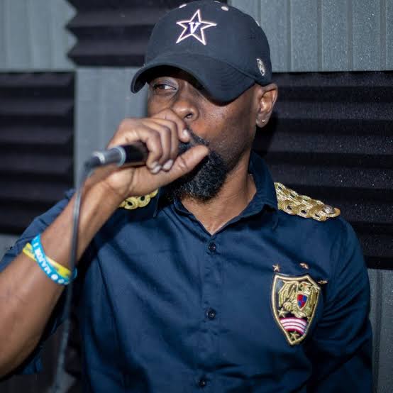 MC Fullstop has rested today. As we reggae lovers pay him tribute

Let me share some of the best moments of him for who knows less about him 

Thread 🧵