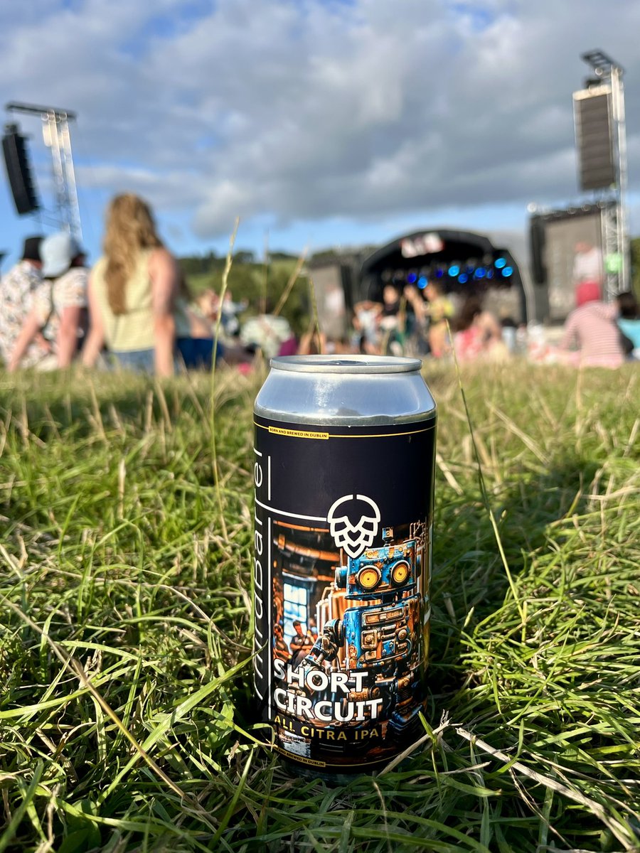Bilcro's tweet photo. #FestivalFriday continues with a 6.2% citrusy ‘Short Circuit’ from @ThirdBarrelbrew while listening to @lisaoneillmusic.
Sláinte!🍻
@FiShoop @cb_phil @antrim_man @pcr123 @Sav70 @craftbeersoflre @BADONICUS @mjpm67 @keefmullin @Imagicranium @PaulOBrien10 @fennaldo @ephoustonbill https://t.co/0dZtpaA6Aa