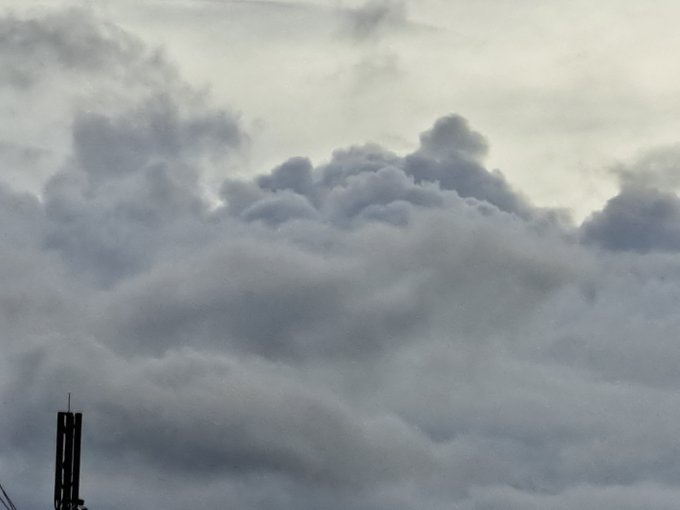整体で施術されて、カチカチに凝り固まった背中、首、股関節、右前腕がフニャフニャに柔らかくなったでござる。 帰り道、台風のせいで沸き立つ雲が…SWのジャバハットみたいな形に見えたので撮ってみた。
