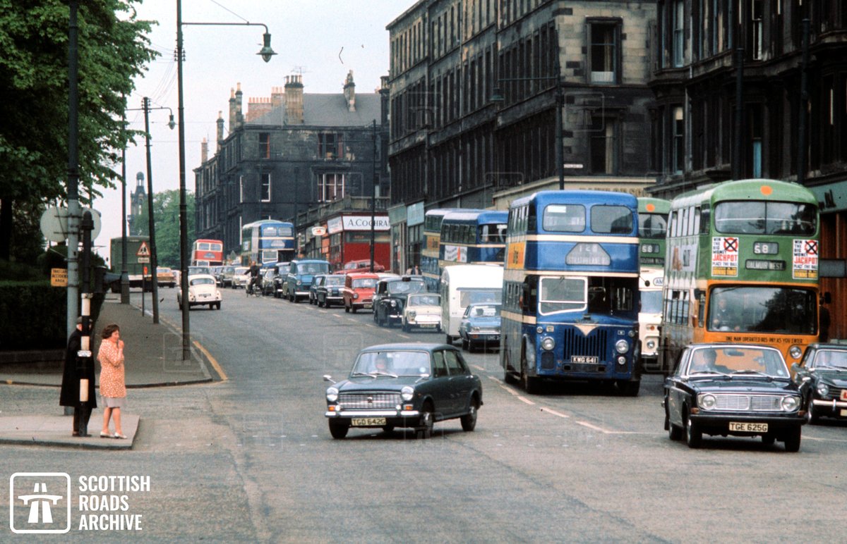 You'd think that this #1970s image was already shared here before, but no! Our vast collection keeps on giving interesting #carspotting pics of #Glasgow's roads 🙂🚘🚘🚘🏙  When was this? What are the makes and models of the vehicles pictured here? Let us know below! 

#Archives
