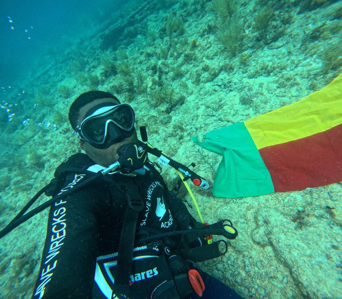 critikmag's tweet image. 🟡🇧🇯 Le plongeur Angelo Ayedoun a fait flotter le drapeau béninois sous l’eau à l’occasion de la fête nationale. 

Bonne fête de l’Indépendance au Bénin. 

#IndependanceBenin #Critikmag