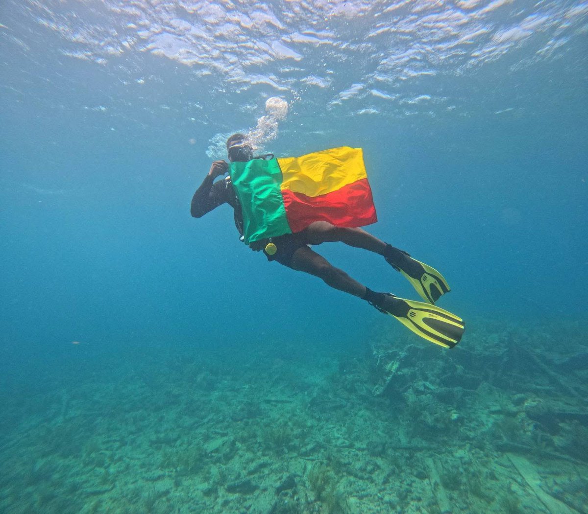 critikmag's tweet image. 🟡🇧🇯 Le plongeur Angelo Ayedoun a fait flotter le drapeau béninois sous l’eau à l’occasion de la fête nationale. 

Bonne fête de l’Indépendance au Bénin. 

#IndependanceBenin #Critikmag