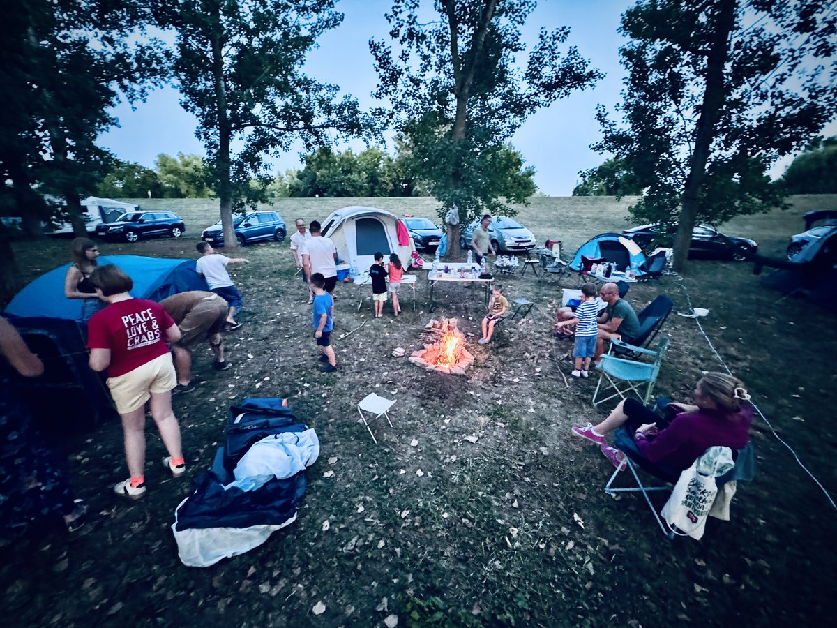 xab83's tweet image. Helló #TwitterApukaSátrazás! ⛺️❤️🔥🤩 #partyhard #idillibaszod w/ @myseegee @dikangabor @sagidana @gabesas @teklaaster