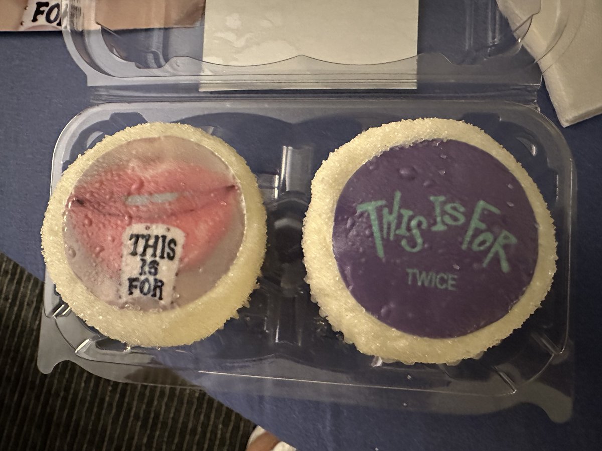 sonkigen's tweet photo. @magnoliabakery in Chicago!
#TWICE #TWICEPALOOZA https://t.co/sHkeZe2c8B
