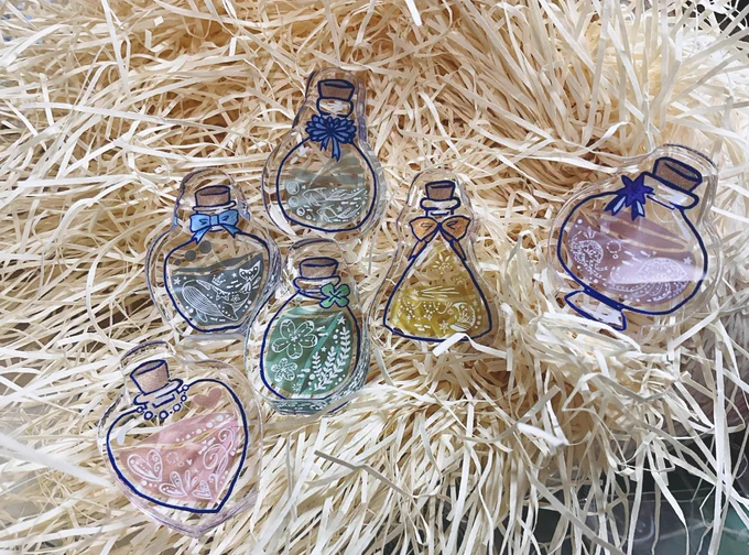 シャム猫エデルから届いた小瓶。 植物から色を抽出しただけじゃなくて、星や海からも色を抽出したみたい。とっても綺麗な色