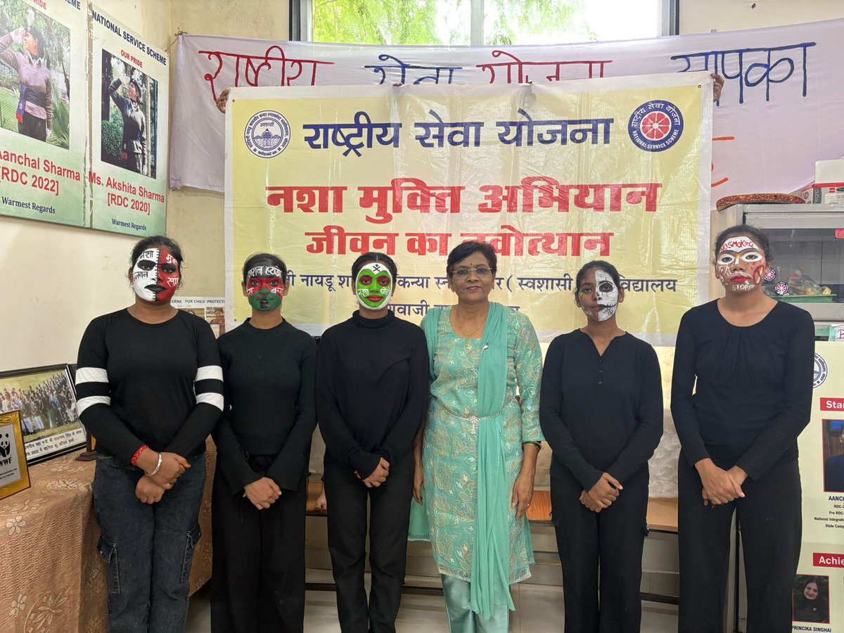 NSSBUBhopalMP's tweet photo. सरोजिनी नायडू शासकीय कन्या महाविद्यालय की राष्ट्रीय सेवा योजना इकाई द्वारा "नशे से दूरी है जरूरी" अभियान के अंतर्गत दो दिवसीय जागरूकता कार्यक्रम जिसमें स्लोगन व पोस्टर, फेस पेंटिंग प्रतियोगिता, रैली एवं नाटक प्रस्तुति आयोजित की गई।
#nashamuktbharat #nssmp #nssbubhopal https://t.co/TVY3Se1SJs