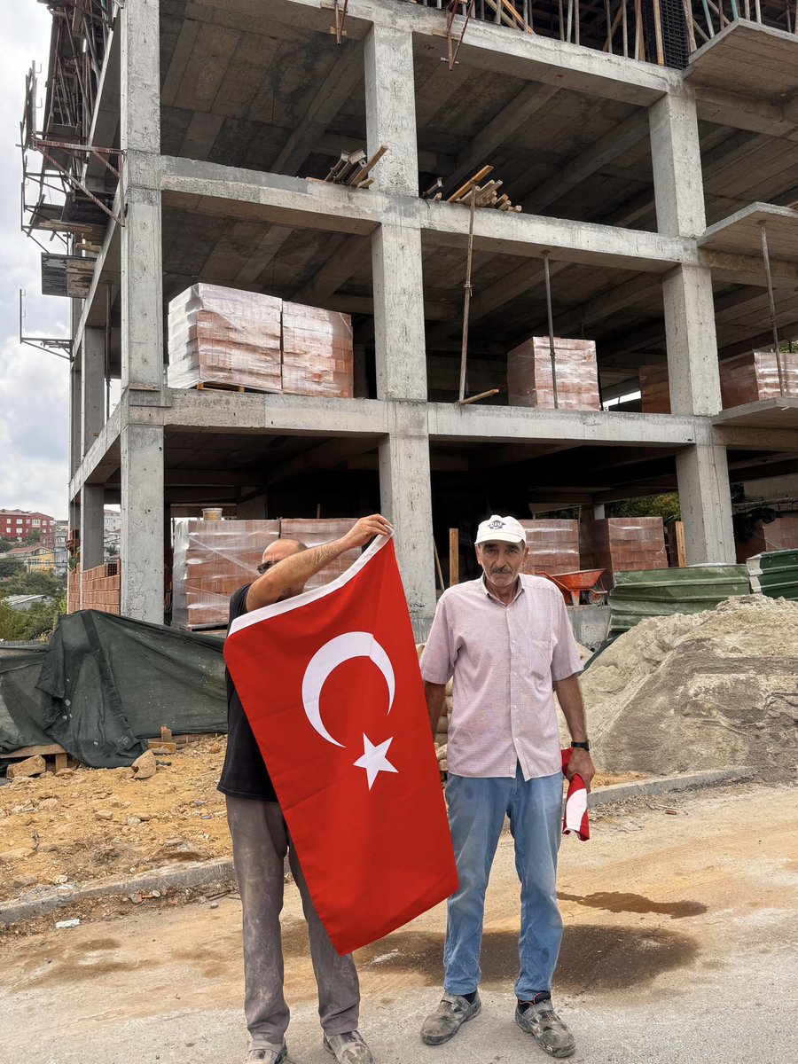 umraniyebeltr's tweet photo. Ümraniye’nin dört bir yanını ay yıldızlı bayraklarla donatıyoruz. 🇹🇷

Kapı kapı dolaşıyor; evlerimize, dükkânlarımıza, meydanlara, Ümraniye’mizin her köşesine birliğimizi, kardeşliğimizi ve kararlılığımızı taşıyoruz. https://t.co/w2jS78xUah