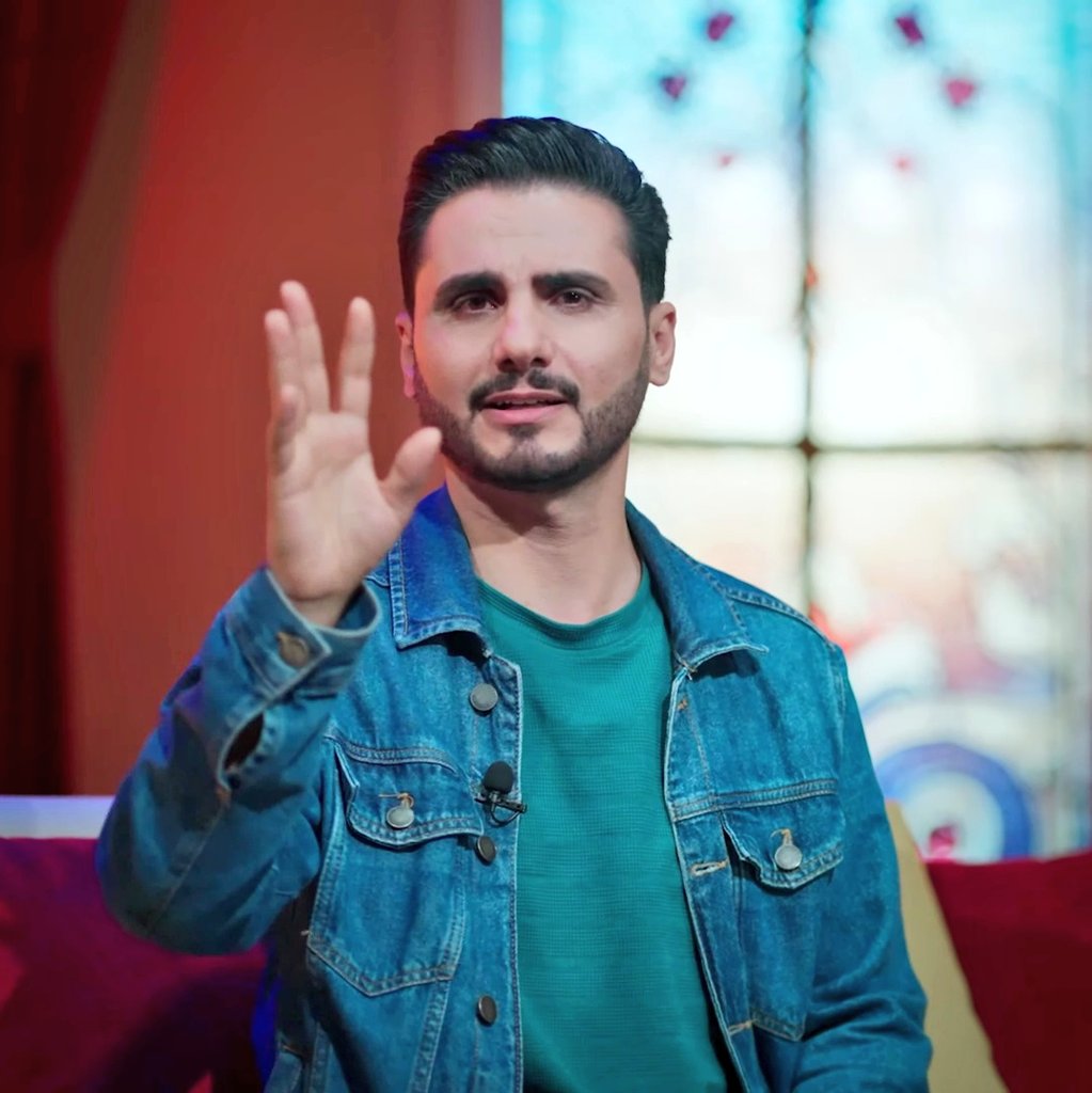 محمد الربع بداء هذا الموسم "نكتة نظام" بتغييرات جديدة وديكور جديد ولوك ووجة جديد..

نصيحة لمحمد الربع خفف المكياج شوية لان الشيطان يعمل عملة ومانشتي نخسرك.

تخيل تعمل فترة والمكياج يعجبك وتستمر على هذا الحال، فترة وان قدك متحول جنسياً مثل مهند الرديني😇
#محمد_الربع 
#نكتة_نظام