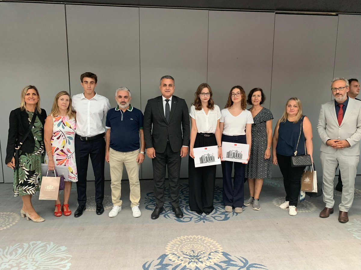 İstanbul’daki liselerde eğitim gören ve YKS’de ilk 1000’e giren öğrenciler ve aileleri, Valiliğimizin düzenlediği "2025 YKS Şampiyonları Buluşması" programında bir araya geldi. 👏🏻💐

<a href="/anteplioglu76/">Mustafa Anteplioglu</a>