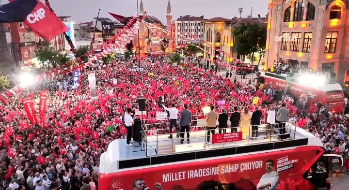 Aksaray bugün tarihi bir güne tanıklık etti.
Genel Başkanımız Sayın Özgür Özel liderliğinde, Cumhurbaşkanı Adayımız Ekrem İmamoğlu’na özgürlük çağrısıyla düzenlenen mitinge katılan muazzam kalabalık, Cumhuriyetin değerlerine sahip çıkan onurlu bir duruş sergiledi.

Hak, hukuk ve