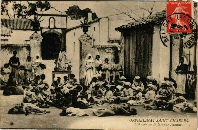 صور للمجاعة التي تسبب بها #فرنسا سنة 1866 ، بعد أن قامت بحرق المحاصيل الزراعية و قطع الأشجار و تسميم المواشي و الآبار .  #المجاعة أدت إلى وفاة 500 ألف جزائري . لا تضنوا أن #الجزائر تحررت بدون دفع ثمن غال جدا ، فالحرية دائما تؤخذ و لا تعطى .