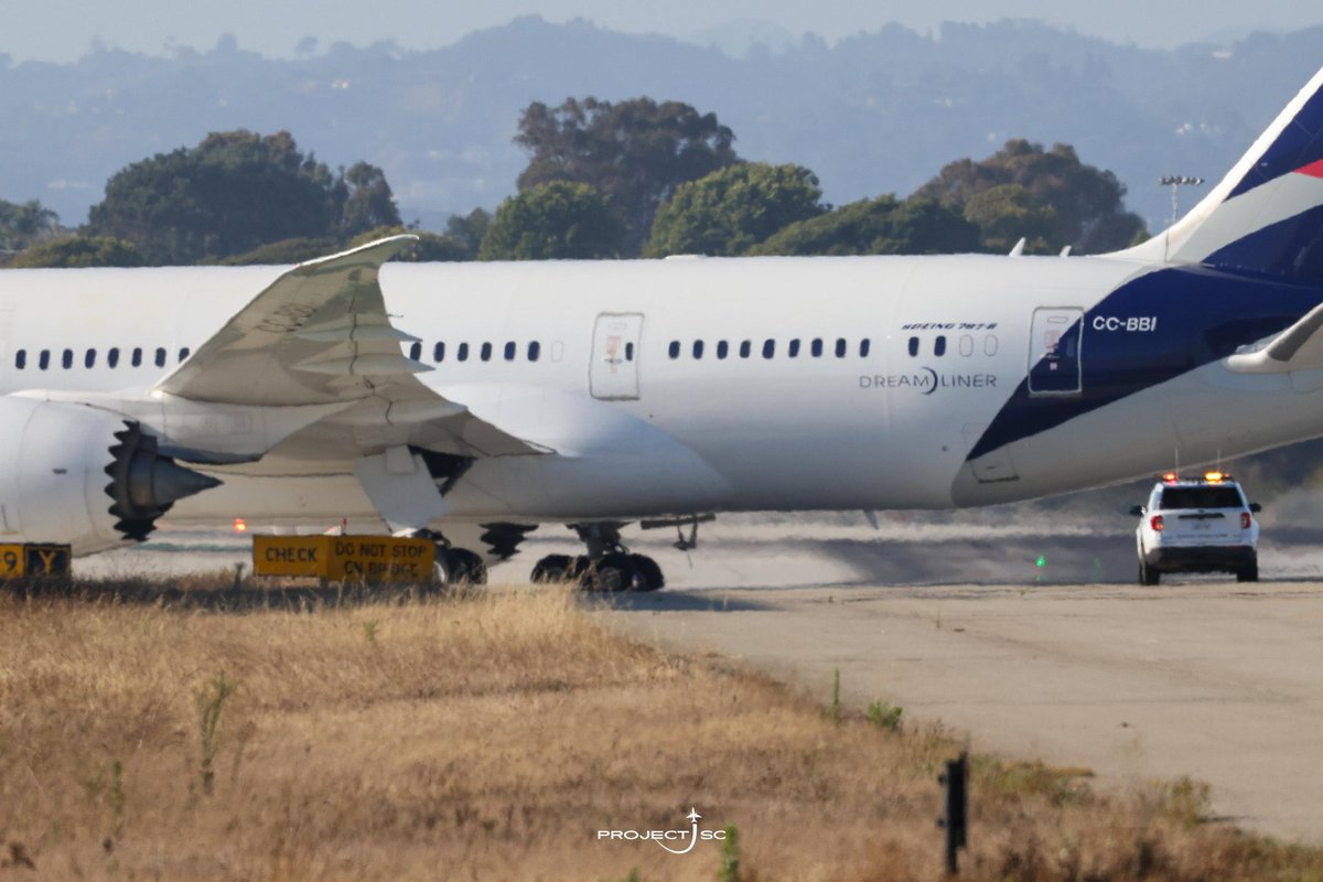 flyingbeast320's tweet photo. Another B787 landed in LA with RAT deployed. https://t.co/GPjkEnt7A9