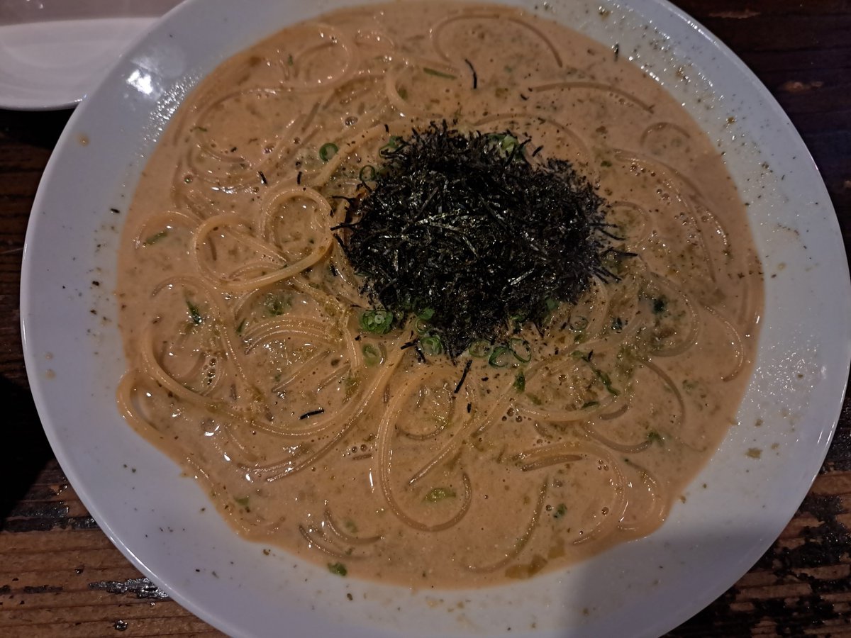 整体からの帰路、気になっていたバーレストランに寄ってチョー遅い昼ごはん。
岩海苔パスタ。
濃いめの味付けはアルコール前提かしらん。美味し☆クリームの海の中で海苔の歯触りがシャキシャキ来るのが楽しい。ほんのり甘味を感じる、栗?と思ったけど岩海苔=海だからウニ? 麺80gで腹一杯～。 