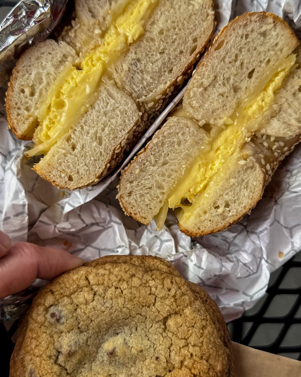 The good things in life.

Did you know our bagels and cookies are baked in-house at Pavement HQ?!

📸 mayathefoodie on IG