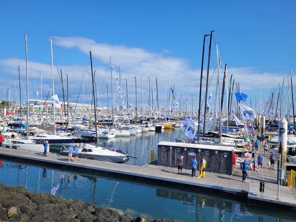 VilleCherbourg's tweet image. ⛵️ 444 bateaux, 3 500 marins de 41 nationalités, un village de course qui bat son plein à #CherbourgEnCotentin… L’édition centenaire de la #RolexFastnetRace est historique ! 🎉