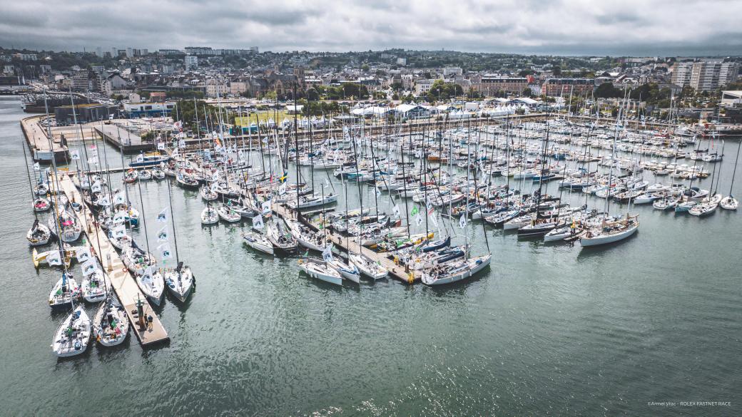 VilleCherbourg's tweet image. ⛵️ 444 bateaux, 3 500 marins de 41 nationalités, un village de course qui bat son plein à #CherbourgEnCotentin… L’édition centenaire de la #RolexFastnetRace est historique ! 🎉