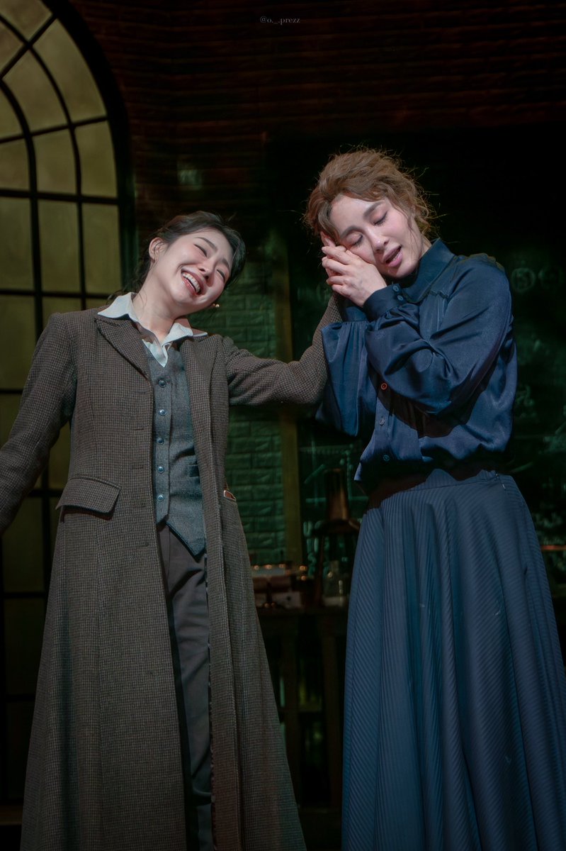 #프ㅡ리소스
250801 마리퀴리 커튼콜

그댄 내게 별☆.。.:*・°☆ 

마리퀴리_ #옥주현
안느 코발스키_ #이봄소리