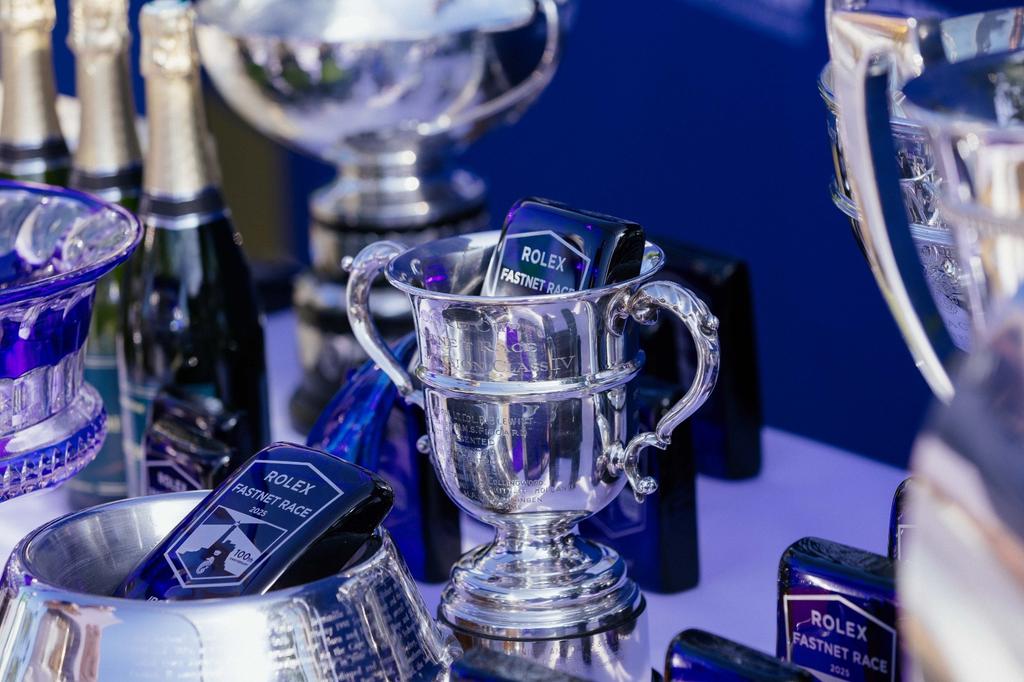 VilleCherbourg's tweet photo. 🏆 Ce soir, la cérémonie de remise des prix finale de la 51e #RolexFastnetRace a eu lieu à Cherbourg-en-Cotentin, en présence de @ArriveBenoit et des partenaires de la course. https://t.co/Goq2PbECm3