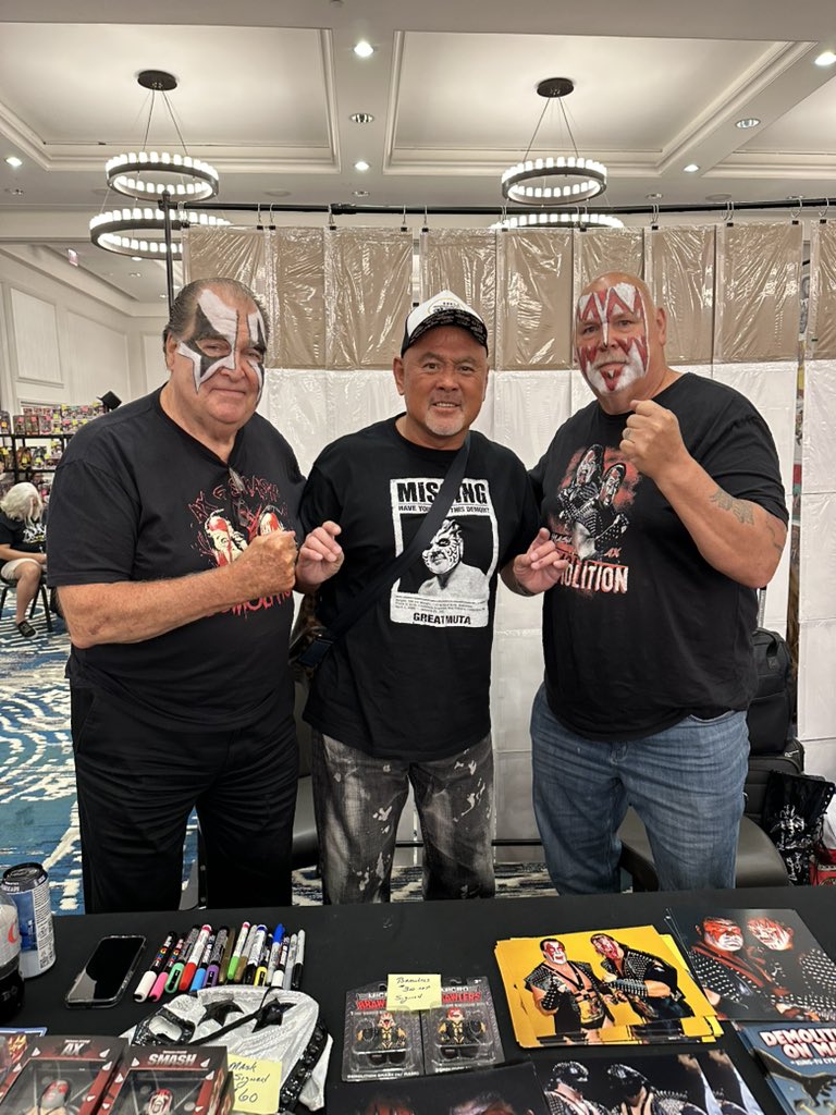 muto_keiji's tweet photo. 30数年前、スペースローンウルフの頃に何度も対戦したマスクド・スーパースター、WWE時代はタッグチームのデモリッションのスマッシュ＆アックスと久しぶりの再会！！
懐かしい！！！
#TheMaskedSuperstar 
#Demolition https://t.co/BwRlRXEZRs