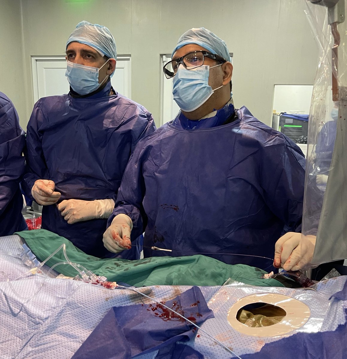 FaustoHerediaDr's tweet photo. 🇪🇨Linda mañana de #TAVI con un invitado especial, mi gran amigo @CarlosFava4. Gran trabajo en equipo con excelente resultado en el tratamiento valvular aórtico de una pacientita de 85 años en #HospitalDeEspecialidades. https://t.co/5KMPSjGp7Z