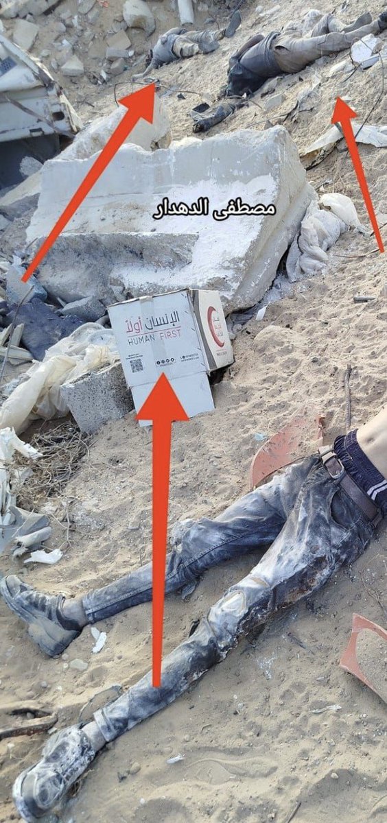 كُتب على طرد الغذاء "الإنسان أولًا" 
لكن المشهد يروي الحقيقة المؤلمة ثلاثة مواطنين جائعين قُتلوا برصاص الاحتلال أثناء محاولتهم الحصول على الطرود الغذائية في غزة.