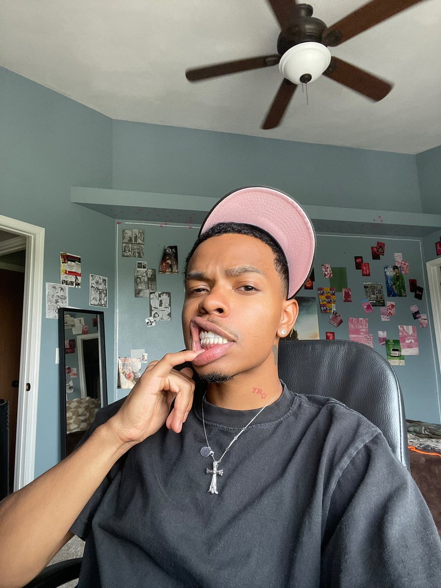 coulda did modeling so be happy i show it all 😘🩷