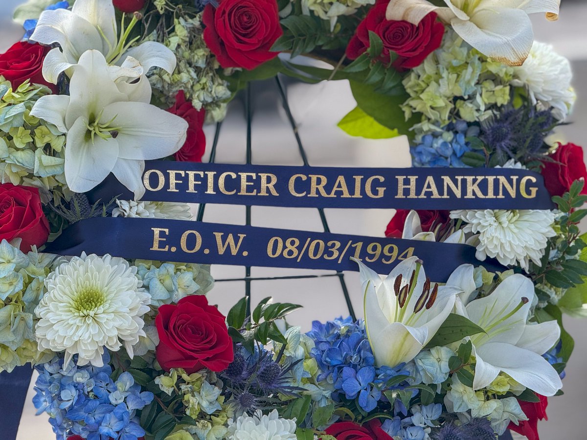Today, we honor the life and service of APD Officer Craig Hanking who was killed in the line of duty on Aug 3, 1994. 

This morning, members of his family joined us for a ceremony to pay tribute to him. 

Officer Hanking, we will NEVER forget you. 💙 

#ArlingtonTX