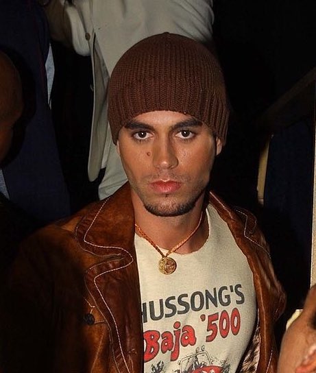 Enrique Iglesias looks very hot at the MTV Video Music Awards, August 2002