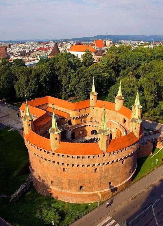 𝐊𝐫𝐚𝐤ó𝐰 𝐁𝐚𝐫𝐛𝐢𝐜𝐚𝐧 #Poland is a stunning medieval fortress and one of the last remaining structures of its kind in Europe. Circular brick fortification. Built in 1498 to protect Kraków’s northern entrance from Turkish invasion.
#architecture #culture
<a href="/BrigitaColaric/">Brigita Colaric</a>