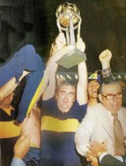 Orgambide's tweet photo. BOCA CAMPEÓN DEL MUNDO! El 1/8/78 BOCA le ganaba 3-0 al Borussia en Alemania y se consagraba Campeón del Mundo!!! El equipo del Toto llegaba a la gloria mundial. En la foto Rubén Suñe junto al Presidente, el Puma Armando y la Copa. Historia gloriosa que debemos recuperar!!!
#BOCA https://t.co/SqODMCAjnj
