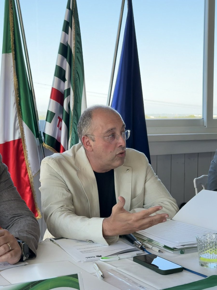 CislTaBr's tweet photo. 📌 1° agosto 2025 – Esecutivo UST CISL Taranto Brindisi con la presenza del #SegretarioGenerale #CISLPuglia #AntonioCastellucci
🟢 Al centro dei lavori:
🔹Le criticità territoriali: ex #Ilva, #Versalis, #sanità, #servizi, #appalti e lavoro pubblico e privato.
🔹La necessità di una rete sindacale unita, capace di affrontare sfide trasversali con competenza e visione condivisa.
🔹Il rafforzamento della continuità associativa come presidio attivo di prossimità e coesione;
🔹L’impegno per potenziare i servizi e integrare sedi, strutture e generazioni in una logica di comunità.
💬 #LuigiSpinzi, #SegretarioGenerale:
📣“Le vertenze oggi non sono mai isolate: sanità, industria, appalti, servizi, immigrazione, sicurezza… si intersecano e si alimentano a vicenda. Per questo non possiamo più permetterci approcci settoriali o autoreferenziali.
Abbiamo bisogno di una rete sindacale capillare, coesa, in grado di leggere i fenomeni, interpretare i bisogni e costruire risposte con strumenti tecnici, relazionali e contrattuali.
La continuità associativa📈 non è solo un numero: è la dimostrazione che la nostra CISL sa accompagnare le persone lungo tutte le fasi della vita, rafforzando il senso di comunità.
Solo se costruiamo alleanze tra #categorie, #territori e servizi, possiamo essere davvero all’altezza delle sfide. #Partecipazione, radicamento e #responsabilità sono la strada per non lasciare indietro nessuno.
📶 Bisogna puntare sul lavoro di rete, sul coordinamento delle politiche territoriali, ascolto e formazione continua, sulla valorizzazione di tutte le generazioni e di ogni esperienza organizzativa.”
#CISL #USTCISL #Taranto #Brindisi #TarantoBrindisi