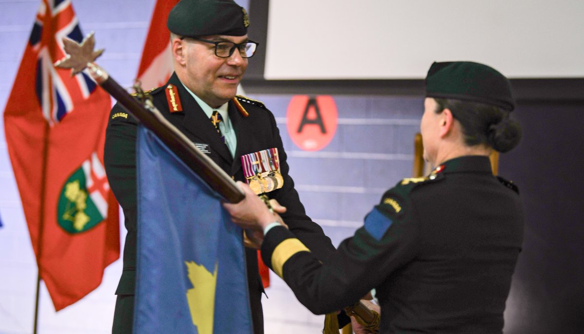 Army_Comd_Armee's tweet image. Many thanks to the outgoing @2divca_2candiv Commander, MGen Lemyre, for your commitment to the @CanadianArmy. Congratulations to the incoming Commander, BGen Harvey, on her appointment. I know the Division will continue to excel under your leadership. #StrongProudReady