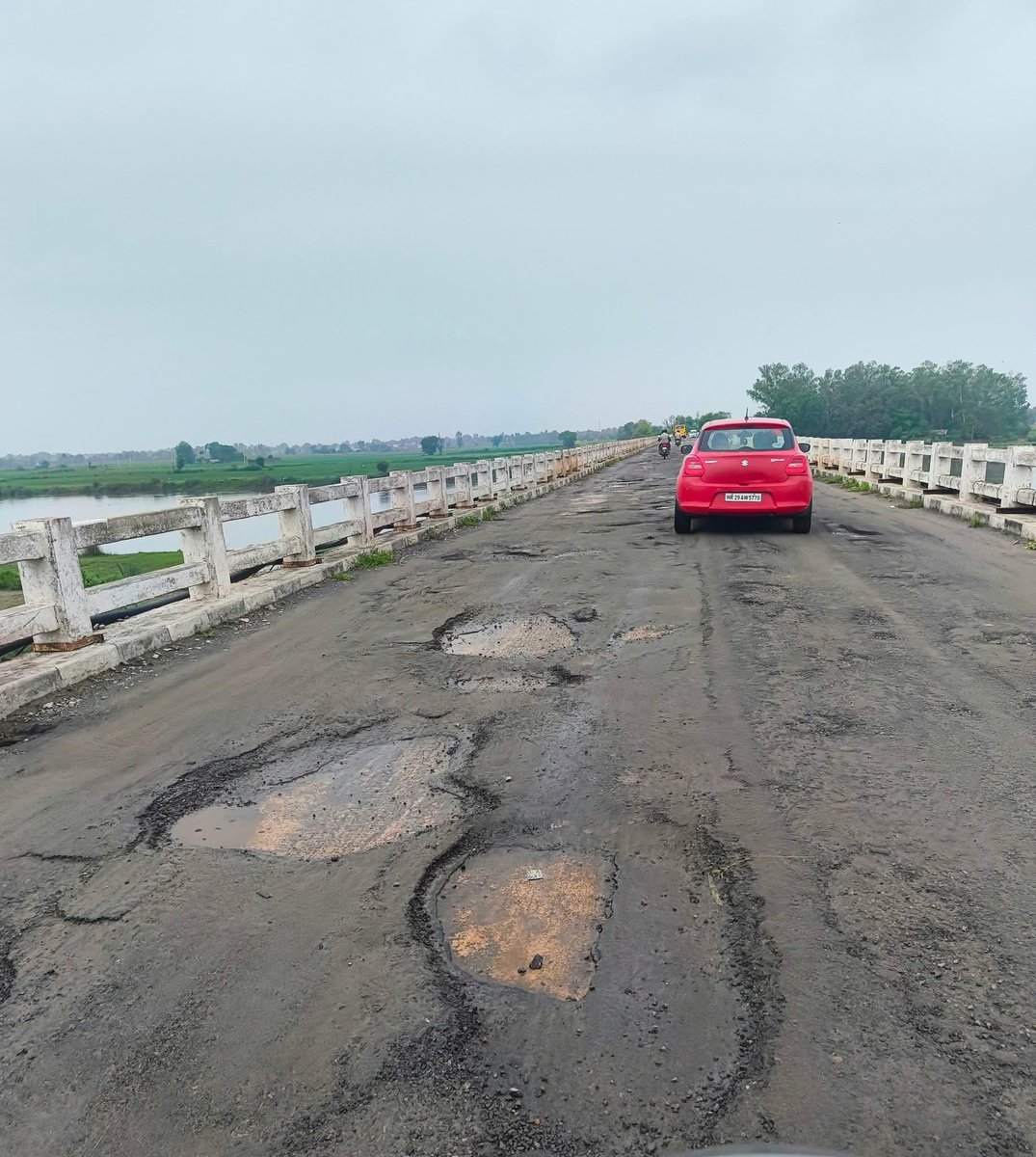 अब बेचारे हरियाणा खेल मंत्री #गौरव_गौतम ही क्या करें जब पलवल के पूर्व बीजेपी विधायक मंगला जी ही डकार गए सारे #विकास का पैसा.!
नजारा है मोहना से बागपुर व 12 गांवों को जोड़ने वाले यमुना पुल की जज्जर सड़क का है l <a href="/HaryanaPwd/">Haryana PWD</a> <a href="/GauravgGautam/">Gaurav Gautam</a> 
<a href="/cmohry/">CMO Haryana</a>