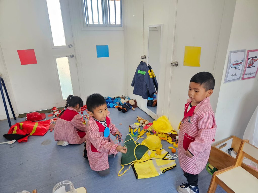 En el Jardín Infantil Michilla, se llevó a cabo una experiencia pedagógica centrada en la clasificación por colores, orientada a fortalecer el pensamiento lógico-matemático desde el juego y la exploración activa 🥰👏🏼